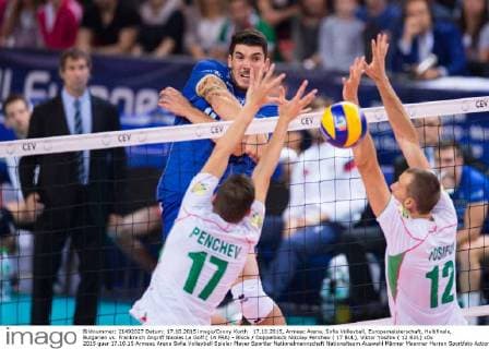 17.10.2015, Armeec Arena, Sofia Volleyball, Europameisterschaft, Halbfinale, Bulgarien vs. Frankreich Angriff Nicolas Le Goff ( 14 FRA) - Block Doppelblock Nikolay Penchev ( 17 BUL), Viktor Yosifov ( 12 BUL)
