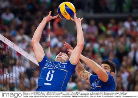 17.10.2015, Armeec Arena, Sofia Volleyball, Europameisterschaft, Halbfinale, Bulgarien vs. Frankreich Zuspiel Benjamin Toniutti ( 6 FRA), Nicolas Le Goff ( 14 FRA)