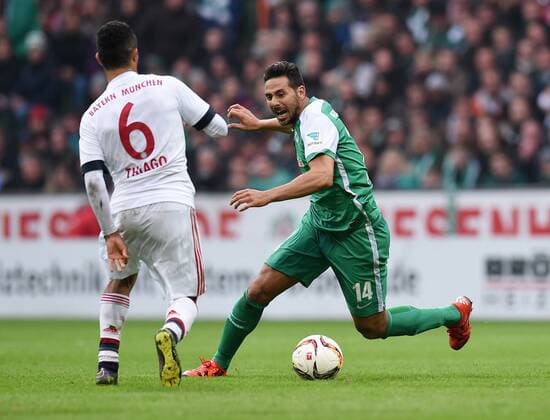 Fussball 1. Bundesliga Saison 2015 2016 9. Spieltag SV Werder Bremen - FC Bayern Muenchen 17.10.2015 Thiago Alcantara (li, FC Bayern Muenchen) gegen Claudio Pizarro (SV Werder Bremen) 
