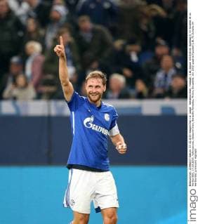 Gelsenkirchen, Fussball, 1.BL Saison 2015 2016, Spieltag 9, FC Schalke 04 vs Hertha BSC, 17.10.2015, Veltinsarena, Gelsenkirchen, Benedikt Höwedes, Aktion, Einzelbild,