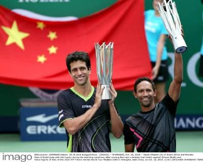 (151018) -- SHANGHAI, Oct. 18, 2015 -- Raven Klaasen (R) of South Africa and Marcelo Melo of Brazil pose with the trophy during the awarding ceremony after winning the men s doubles final match against Simone Bolelli and Fabio Fognini of Italy at the 2015 ATP Tennis Herren World Tour Masters 1000 in Shanghai, east China, on Oct. 18, 2015. ) (lm) (SP)CHINA-SHANGHAI-TENNIS-ATP MASTERS (CN) FanxJun 