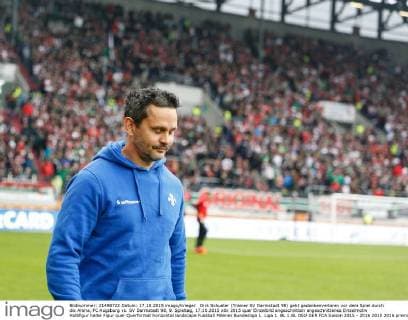 Dirk Schuster (Trainer SV Darmstadt 98) geht gedankenverloren vor dem Spiel durch die Arena, FC Augsburg vs. SV Darmstadt 98, 9. Spieltag, 17.10.2015