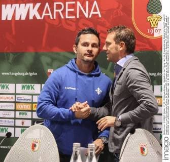 Händedruck der Trainer nach der Pressekonferenz, Markus Weinzierl (Trainer FC Augsburg, re.) und Dirk Schuster (Trainer SV Darmstadt 98), FC Augsburg vs. SV Darmstadt 98, 9. Spieltag, 17.10.2015
