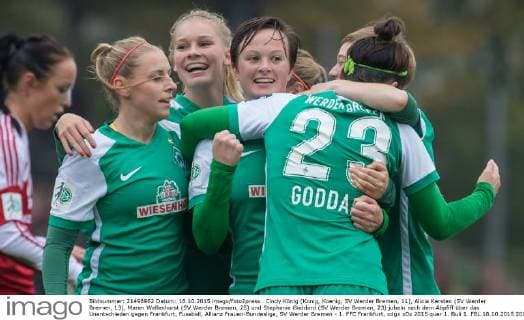 Cindy König (Konig, Koenig, SV Werder Bremen, 11), Alicia Kersten (SV Werder Bremen, 13), Maren Wallenhorst (SV Werder Bremen, 25) und Stephanie Goddard (SV Werder Bremen, 23) jubeln nach dem Abpfiff über das Unentschieden gegen Frankfurt, Fussball, Allianz Frauen-Bundesliga, SV Werder Bremen - 1. FFC Frankfurt, xdgx