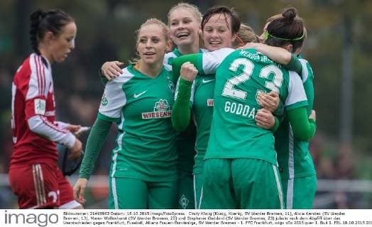 Cindy König (Konig, Koenig, SV Werder Bremen, 11), Alicia Kersten (SV Werder Bremen, 13), Maren Wallenhorst (SV Werder Bremen, 25) und Stephanie Goddard (SV Werder Bremen, 23) jubeln nach dem Abpfiff über das Unentschieden gegen Frankfurt, Fussball, Allianz Frauen-Bundesliga, SV Werder Bremen - 1. FFC Frankfurt, xdgx
