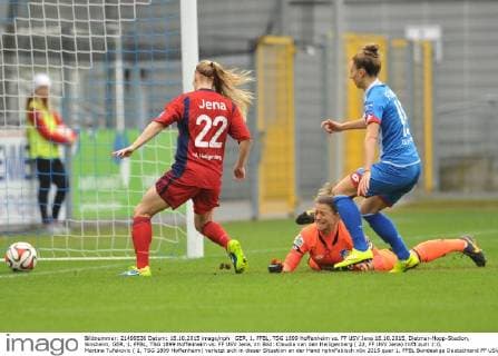 GER, 1. FFBL, TSG 1899 Hoffenheim vs. FF USV Jena 18.10.2015, Dietmar-Hopp-Stadion, Sinsheim, GER, 1. FFBL, TSG 1899 Hoffenheim vs. FF USV Jena, im Bild: Claudia van den Heiligenberg ( 22, FF USV Jena) trifft zum 1:0, Martina Tufekovic ( 1, TSG 1899 Hoffenheim) verletzt sich in dieser Situation an der Hand nphxFabisch