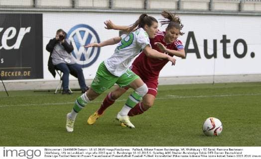 Fußball, Allianz Frauen Bundesliga, VfL Wolfsburg - SC Sand; Ramona Bachmann (Wolfsburg, 19) im Laufduell. xtgx