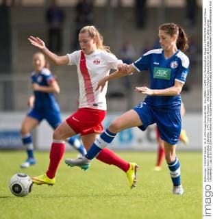 Inka WESELY (re POT) im Zweikampf mit Margarita GIDION (SGE) Fussball Frauen 1.Bundesliga Saison 2015 2016, 6.Spieltag: 1.FFC Turbine Potsdam - SGS Essen in Potsdam, Deutschland am 18.10.2015,