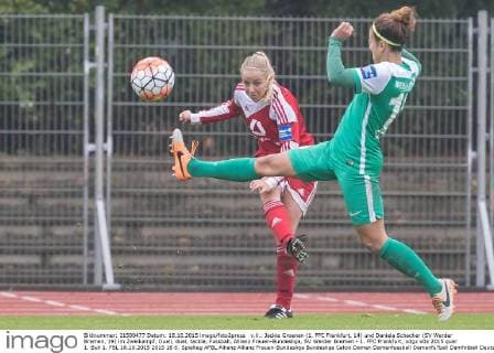 v.li.: Jackie Groenen (1. FFC Frankfurt, 14) und Daniela Schacher (SV Werder Bremen, 19) im Zweikampf, Duell, duel, tackle, Fussball, Allianz Frauen-Bundesliga, SV Werder Bremen - 1. FFC Frankfurt, xdgx