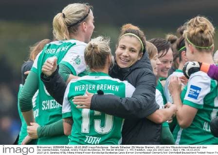 Daniela Schacher (SV Werder Bremen, 19) und ihre Mitspielerinnen freuen sich über das Unentschieden, Fussball, Allianz Frauen-Bundesliga, SV Werder Bremen - 1. FFC Frankfurt, xdgx