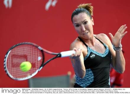 Tennis, WTA-Turnier in Hongkong, Siegerin Jelena Jankovic (151018) -- HONG KONG, Oct. 18, 2015 -- Jelena Jankovic of Serbia hits a return to Angelique Kerber of Germany during their final match at the WTA Tennis Damen Hong Kong Open tennis tournament in Hong Kong, Oct. 18, 2015. Jelena Jankovic won 2-1 and claimed the title. ) (SP)CHINA-HONG KONG-TENNIS-HONG KONG OPEN-WOMEN S SINGLES-FINAL(CN) LoxPingxFai 