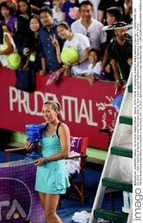 Tennis, WTA-Turnier in Hongkong, Siegerin Jelena Jankovic (151018) -- HONG KONG, Oct. 18, 2015 -- Jelena Jankovic of Serbia reacts with the trophy after her final match against Angelique Kerber of Germany at the WTA Tennis Damen Hong Kong Open tennis tournament in Hong Kong, Oct. 18, 2015. Jelena Jankovic won 2-1 and claimed the title. ) (SP)CHINA-HONG KONG-TENNIS-HONG KONG OPEN-WOMEN S SINGLES-FINAL(CN) LoxPingxFai 