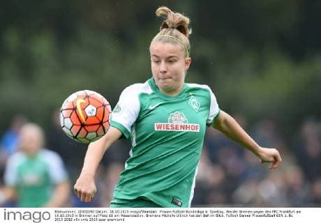 Frauen Fußball Bundesliga 6. Spieltag, Werder Bremen gegen den FFC Frankfurt am 18.10.2015 in Bremen auf Platz 11 am Weserstadion. Bremens Michelle Ulbrich hat den Ball im Blick.