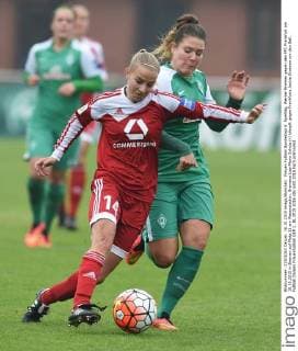 Frauen Fußball Bundesliga 6. Spieltag, Werder Bremen gegen den FFC Frankfurt am 18.10.2015 in Bremen auf Platz 11 am Weserstadion. Bremens Lisa-Marie Scholz (r) kämpft gegen Frankfurts Jackie Groenen um den Ball.