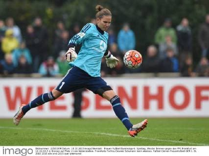 Frauen Fußball Bundesliga 6. Spieltag, Werder Bremen gegen den FFC Frankfurt am 18.10.2015 in Bremen auf Platz 11 am Weserstadion. Frankfurts Torfrau Desiree Schumann beim Abstoss.