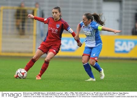 GER, 1. FFBL, TSG 1899 Hoffenheim vs. FF USV Jena 18.10.2015, Dietmar-Hopp-Stadion, Sinsheim, GER, 1. FFBL, TSG 1899 Hoffenheim vs. FF USV Jena, im Bild: Iva Landeka ( 19, FF USV Jena) gegen Martina Moser ( 7, TSG 1899 Hoffenheim) nphxFabisch