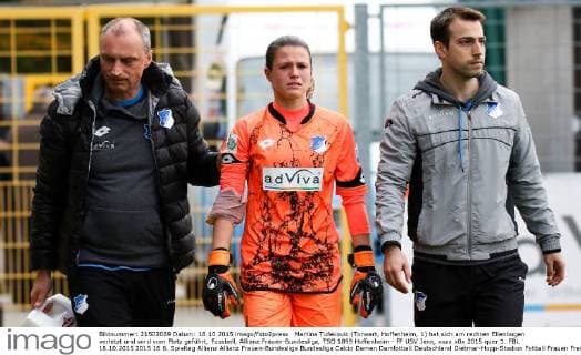 Martina Tufekovic (Torwart, Hoffenheim, 1) hat sich am rechten Ellenbogen verletzt und wird vom Platz geführt, Fussball, Allianz Frauen-Bundesliga, TSG 1899 Hoffenheim - FF USV Jena, xozx