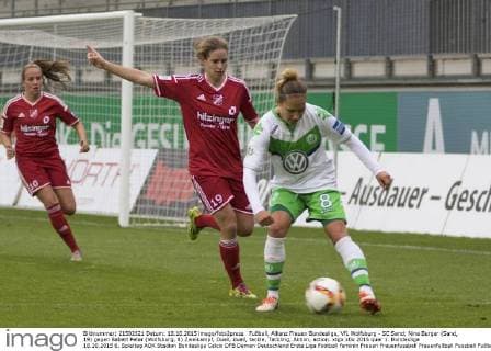 Fußball, Allianz Frauen Bundesliga, VfL Wolfsburg - SC Sand; Nina Burger (Sand, 19) gegen Babett Peter (Wolfsburg, 8) Zweikampf, Duell, duell, tackle, Tackling, Aktion, action. xtgx