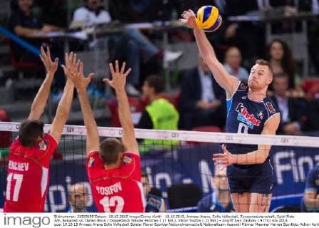 18.10.2015, Armeec Arena, Sofia Volleyball, Europameisterschaft, Spiel Platz 3 4, Bulgarien vs. Italien Block Doppelblock Nikolay Penchev ( 17 BUL), Viktor Yosifov ( 12 BUL) - Angriff Ivan Zaytsev ( 9 ITA)