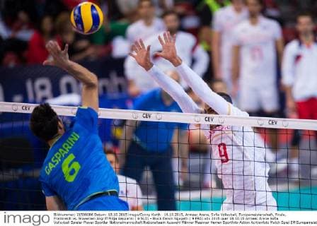 18.10.2015, Armeec Arena, Sofia Volleyball, Europameisterschaft, Finale, Frankreich vs. Slowenien Angriff Mitja Gasparini ( 6 SLO) - Block Earvin Ngapeth ( 9 FRA)