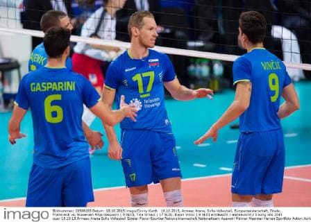 18.10.2015, Armeec Arena, Sofia Volleyball, Europameisterschaft, Finale, Frankreich vs. Slowenien Mitja Gasparini ( 6 SLO), Tine Urnaut ( 17 SLO), Dejan Vincic ( 9 SLO) enttäuscht enttaeuscht traurig