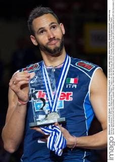 18.10.2015, Armeec Arena, Sofia Volleyball, Europameisterschaft, Siegerehrung Osmany Juantorena ( 5 ITA) mit Silbermedaille Pokal Trophy