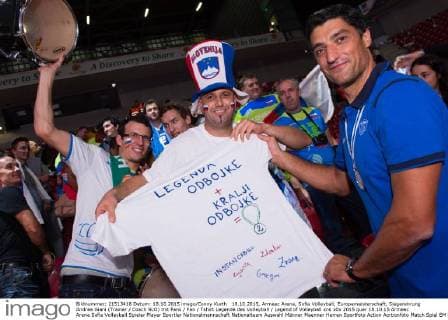 18.10.2015, Armeec Arena, Sofia Volleyball, Europameisterschaft, Siegerehrung Andrea Giani (Trainer Coach SLO) mit Fans Fan Tshirt Legende des Volleyball Legend of Volleyball