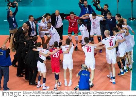 18.10.2015, Armeec Arena, Sofia Volleyball, Europameisterschaft, Finale, Frankreich vs. Slowenien Jubel Frankreich nach Matchball Sieg Earvin Ngapeth ( 9 FRA), Mory Sidibe ( 21 FRA) in der Mitte