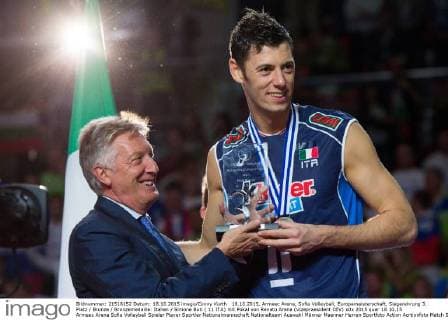18.10.2015, Armeec Arena, Sofia Volleyball, Europameisterschaft, Siegerehrung 3. Platz Bronze Bronzemedaille: Italien Simone Buti ( 11 ITA) mit Pokal von Renato Arena (Vizepraesident CEV)