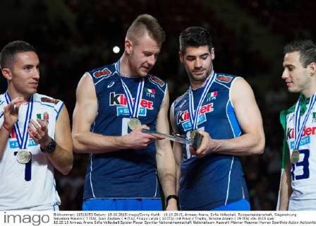 18.10.2015, Armeec Arena, Sofia Volleyball, Europameisterschaft, Siegerehrung Salvatore Rossini ( 7 ITA), Ivan Zaytsev ( 9 ITA), Filippo Lanza ( 10 ITA) mit Pokal Trophy, Simone Anzani ( 19 ITA)