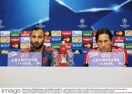 Leverkusen Oemer Toprak ( 21, Bayer 04 Leverkusen) und Roger Schmidt (Trainer, Bayer 04 Leverkusen) Pressekonferenz Bayer 04 Leverkusen - AS Rom, Spieltag 3, Gruppe E, Fussball, UEFA Champions League, Copyright: Deutzmannx xEibner-Pressefoto EP_cdn