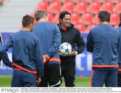 Leverkusen Roger Schmidt (Trainer, Bayer 04 Leverkusen) im Kreise seiner Spieler Training Bayer 04 Leverkusen, Fussball, UEFA Champions League, 19.10.2015 Copyright: Deutzmannx xEibner-Pressefoto EP_cdn