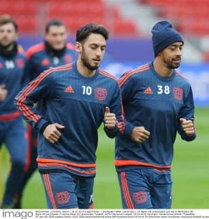 Leverkusen Hakan Calhanoglu ( 10, Bayer 04 Leverkusen) und Karim Bellarabi ( 38, Bayer 04 Leverkusen) Training Bayer 04 Leverkusen, Fussball, UEFA Champions League, 19.10.2015 Copyright: Deutzmannx xEibner-Pressefoto EP_cdn