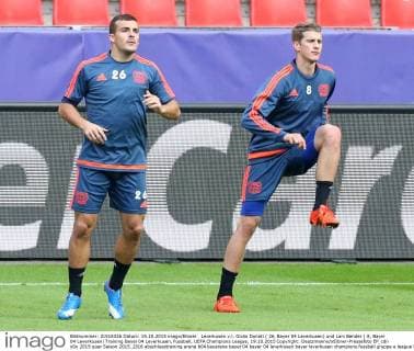 Leverkusen v.l. Giulio Donati ( 26, Bayer 04 Leverkusen) und Lars Bender ( 8, Bayer 04 Leverkusen) Training Bayer 04 Leverkusen, Fussball, UEFA Champions League, 19.10.2015 Copyright: Deutzmannx xEibner-Pressefoto EP_cdn