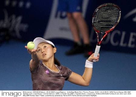 Aufschlag Misaki Doi Tennis, Frauen, 2015 19.10.2015 WTA Tennis Damen BGL BNP Paribas Open Luxembourg - Andrea Petkovic (GER) vs Misaki Doi (JPN) Kockelscheuer, Luxemburg 