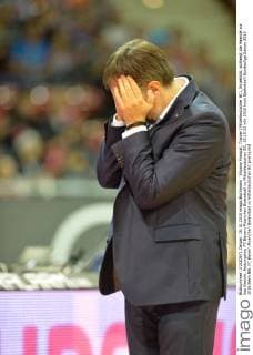 Silvano Poropat, Trainer (Mitteldeutscher BC), Einzelbild, schlaegt die Haende vor das Gesicht. fassungslos, FC Bayern Muenchen Basketball vs Mitteldeutscher BC, 19.10.15