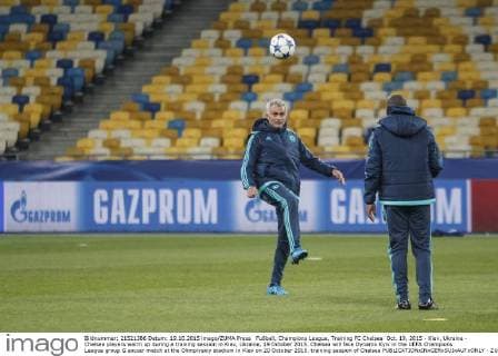 Fußball, Champions League, Training FC Chelsea Oct. 19, 2015 - Kiev, Ukraine - Chelsea players warm up during a training session in Kiev, Ukraine, 19 October 2015. Chelsea will face Dynamo Kyiv in the UEFA Champions League group G soccer match at the Olimpiyskiy stadium in Kiev on 20 October 2015. training session of Chelsea  - ZUMAn230
