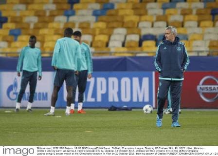 Fußball, Champions League, Training FC Chelsea Oct. 19, 2015 - Kiev, Ukraine - Chelsea players warm up during a training session in Kiev, Ukraine, 19 October 2015. Chelsea will face Dynamo Kyiv in the UEFA Champions League group G soccer match at the Olimpiyskiy stadium in Kiev on 20 October 2015. training session of Chelsea  - ZUMAn230