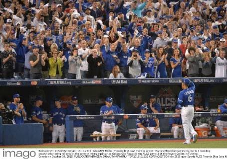 Toronto Blue Jays starting pitcher Marcus Stroman touches his cap to a standing ovation after being relieved in the seventh inning against the Kansas City Royals in the ALCS game 3 at the Rogers Centre in Toronto, Canada on October 19, 2015.  TOR2015101926 KEVINxDIETSCH