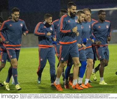 (151020) -- ZAGREB, Oct. 19, 2015 -- Players of Olympiacos attend a training session at Maksimir stadium in Zagreb, Croatia, on Oct. 19, 2015. Olympiacos will play UEFA Champions League Group F football match against Dinamo Zagreb on Tuesday. ) (SP)CROATIA-ZAGREB-UEFA CHAMPIONS LEAGUE-OLYMPIACOS TRAINING MisoxLisanin 