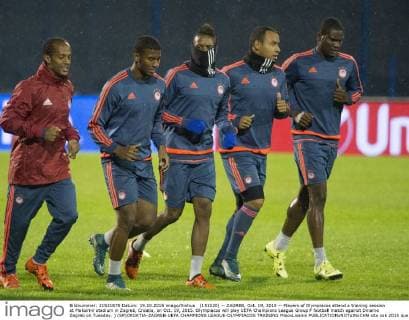 (151020) -- ZAGREB, Oct. 19, 2015 -- Players of Olympiacos attend a training session at Maksimir stadium in Zagreb, Croatia, on Oct. 19, 2015. Olympiacos will play UEFA Champions League Group F football match against Dinamo Zagreb on Tuesday. ) (SP)CROATIA-ZAGREB-UEFA CHAMPIONS LEAGUE-OLYMPIACOS TRAINING MisoxLisanin 