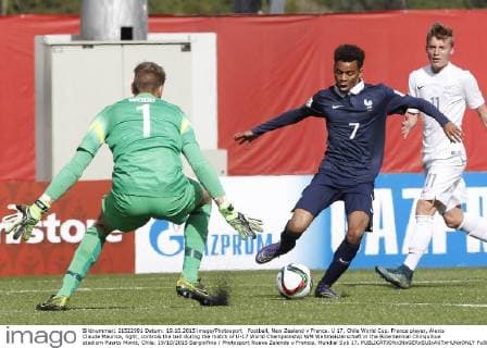 Football, New Zealand v France. U 17, Chile World Cup. France player, Alexis Claude Maurice, right, controls the ball during the match of U-17 World Championship WM Weltmeisterschaft in the Bicentennial Chinquihue stadium Puerto Montt, Chile. 19 10 2015 SergioPina Photosport Nueva Zelanda v Francia, Mundial Sub 17. 