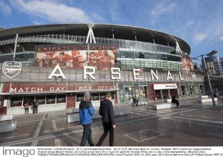 20.10.2015. Emirates Stadium, London, England. UEFA Champions League Football. Arsenal versus Bayern Munich. Some fans arrive early for a must-win game for Arsenal if they are to stay in the championship. xNigelxCookex  ActionPlus11673903