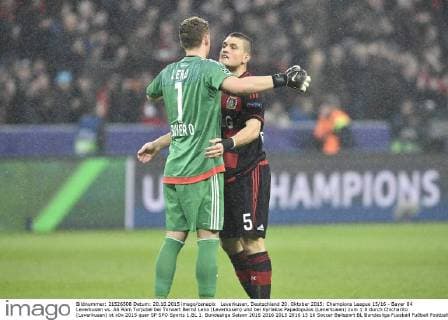 Leverkusen, Deutschland 20. Oktober 2015: Champions League 15 16 - Bayer 04 Leverkusen vs. AS Rom Torjubel bei Torwart Bernd Leno (Leverkusen) und bei Kyriakos Papadopulos (Leverkusen) zum 1:0 durch Chicharito (Leverkusen) ot