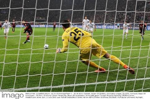 20.10.2015, Fussball, Saison 2015 2016, Champions League, 2015 16, Vorrunde, Bayer 04 Leverkusen - AS Rom, Chicharito (Javier Hernandez, Bayer 04 Leverkusen) verwandelt gegen Torwart Wojciech Szczesny (AS Rom) einen Handelfmeter sicher zum 1:0