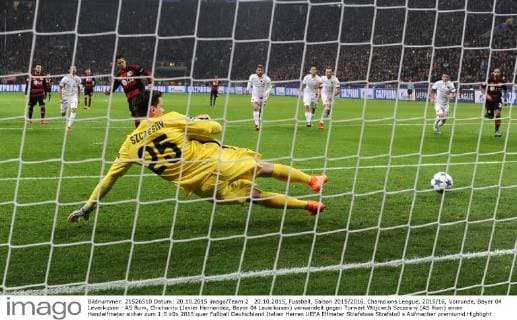 20.10.2015, Fussball, Saison 2015 2016, Champions League, 2015 16, Vorrunde, Bayer 04 Leverkusen - AS Rom, Chicharito (Javier Hernandez, Bayer 04 Leverkusen) verwandelt gegen Torwart Wojciech Szczesny (AS Rom) einen Handelfmeter sicher zum 1:0