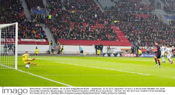 Leverkusen, 20.10.2015, BayArena Tor zum 1:0 durch einen Elfmeter von Javier Hernandez Chicharito (Bayer) gegen Torwart Wojciech Szczesny (ROM) Bayer Leverkusen - AS Rom mm
