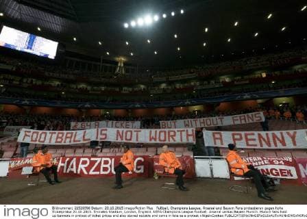 FuÃŸball, Champions League, Arsenal und Bayern Fans protestieren gegen hohe Ticketpreise 20.10.2015. Emirates Stadium, London, England. UEFA Champions League Football. Arsenal versus Bayern Munich. Munich fans hold up banners in protest of ticket prices and also stayed outside and came in late as a protest xNigelxCookex  ActionPlus11673982