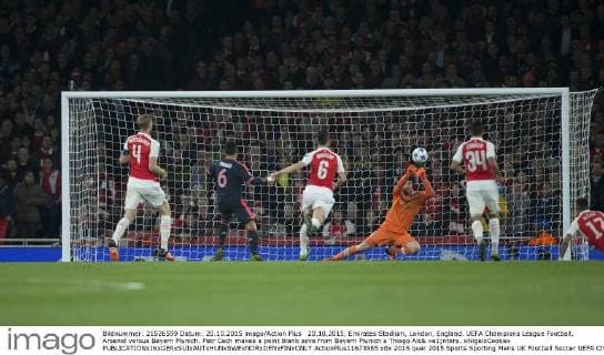 20.10.2015. Emirates Stadium, London, England. UEFA Champions League Football. Arsenal versus Bayern Munich. Petr Cech makes a point blank save from Bayern Munich s Thiago Alc& xe1;ntara. xNigelxCookex  ActionPlus11673985