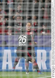 20.10.2015, Fussball UEFA Champions League 2015 2016, Gruppenphase, 3.Spieltag, Bayer 04 Leverkusen - AS Rom, in der BayArena Leverkusen. Jubel v.l. Giulio Donati (Bayer Leverkusen) und Torschütze Javier Hernandez Chicharito (Bayer Leverkusen) zum Tor zum 1:0 per Foulelfmeter 